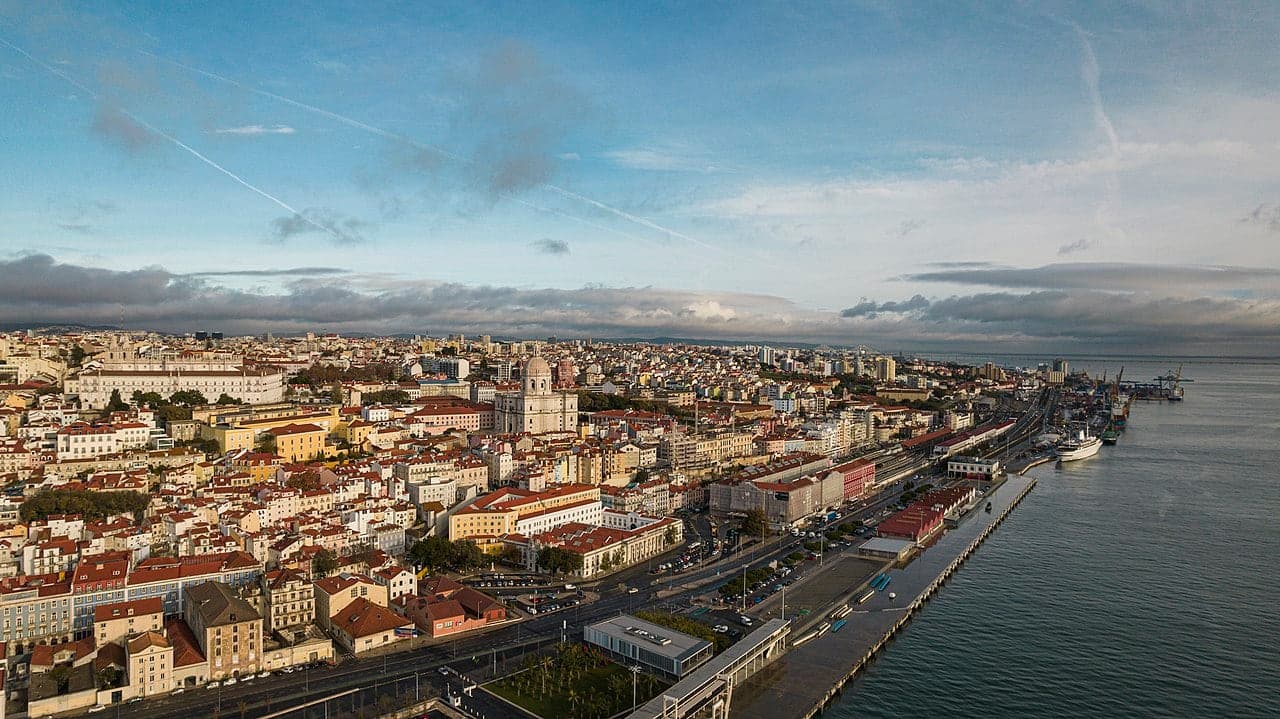 Pedestrian street suitable for solo strolling in Lisbon