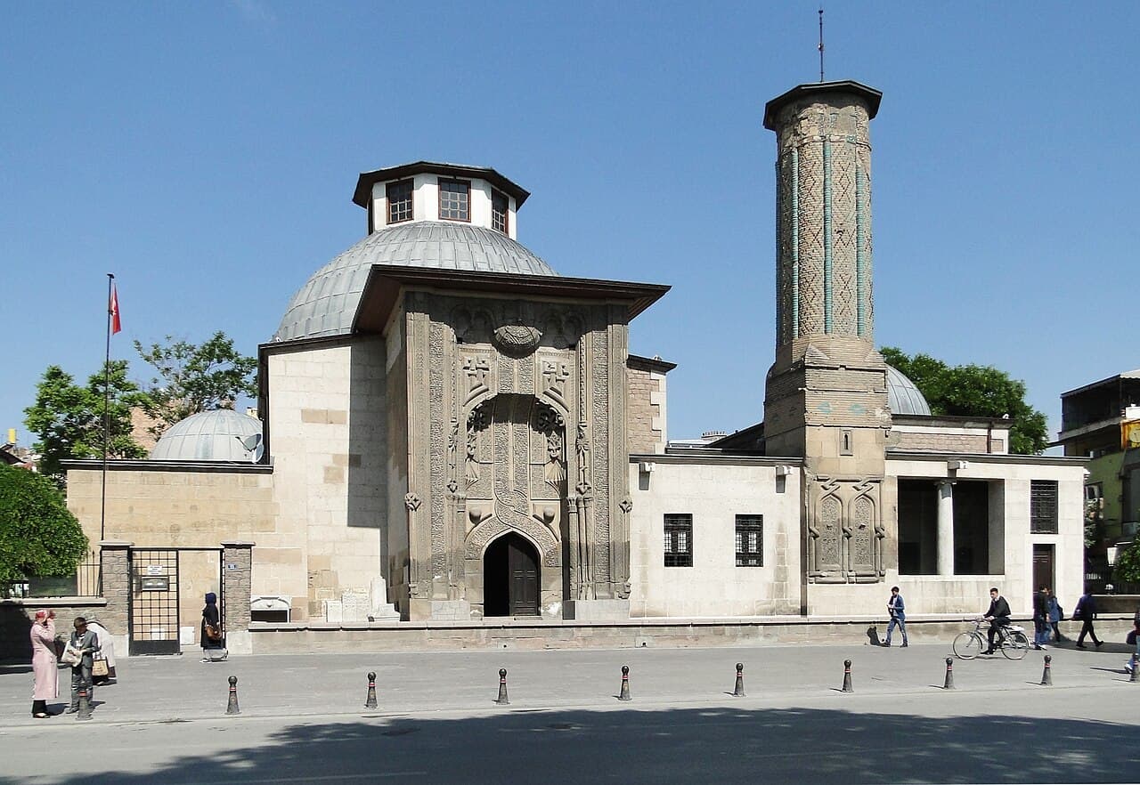 İnce Minareli Medrese taç kapısı
