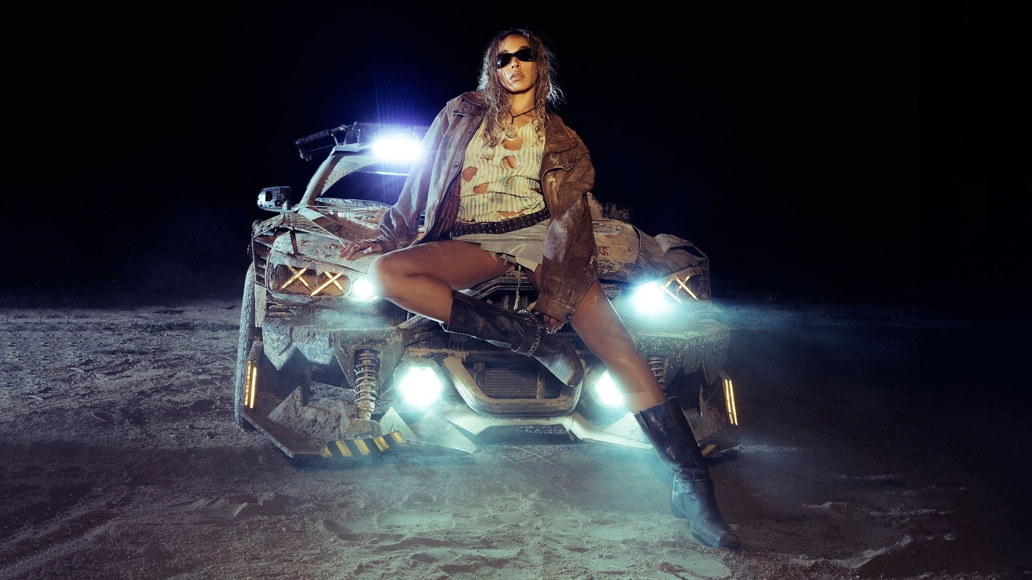 Tinashe canlı konserde vokal ve koreografi performansı