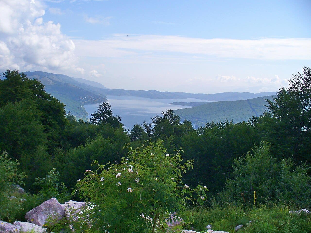 Mavrovo göl manzarası