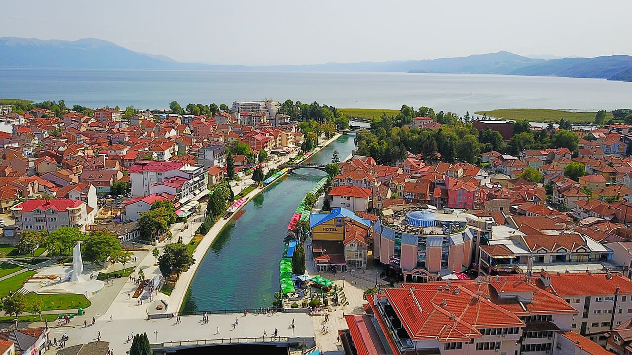 Struga nehir kıyısı