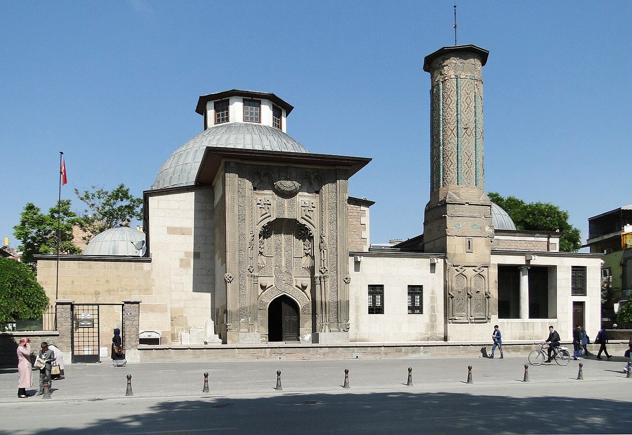İnce Minareli Medrese taç kapısı